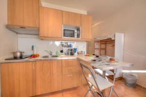 A kitchen or kitchenette at Apartments Gelsomino, Orchidea and Magnolia