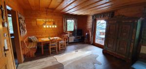 Cette chambre en bois comprend une table et une salle à manger. dans l'établissement Bergzeit Klippitz, à Klippitztorl