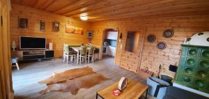 Habitación con sala de estar y comedor. en Bergzeit Klippitz - E-Ladestation & Sauna optional buchbar, en Klippitztorl