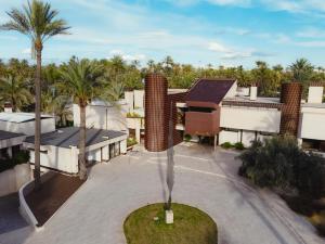 an aerial view of a building with palm trees at Hotel Boutique Hort de Nal in Elche