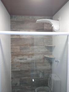 une salle de bain avec une douche avec des toilettes et un lavabo dans l'établissement Maravilhoso loft beira mar, à Japaratinga