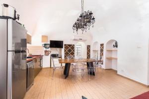 una cucina con tavolo da pranzo e frigorifero di Private House 5 BDR In Mamilla up to 12 People ! a Gerusalemme