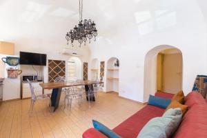 un soggiorno con un divano e un tavolo di Private House 5 BDR In Mamilla up to 12 People ! a Gerusalemme