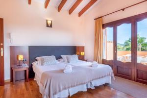 Postel nebo postele na pokoji v ubytování Villa Es Turrió by Mallorca House Rent + 37 fotografií