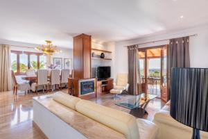 TV a/nebo společenská místnost v ubytování Villa Es Turrió by Mallorca House Rent