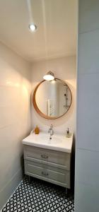 uma casa de banho com um lavatório e um espelho em Guest house proche Aix en Provence em Simiane-Collongue
