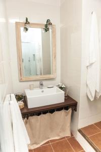 un bagno con un lavandino bianco e uno specchio di Domina Trastevere Apartment - Roma a Roma