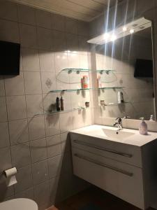 Bathroom sa Schöne Wohnung mit abgeschlossenem Grundstück zentral und ruhig