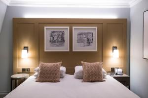 Postel nebo postele na pokoji v ubytování Bush Hotel Farnham
