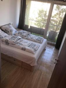 Postel nebo postele na pokoji v ubytování Cadet Apartman with lake view