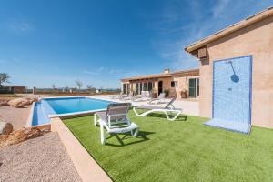 a yard with chairs and a swimming pool at Finca Ca'n Fures in Felanitx