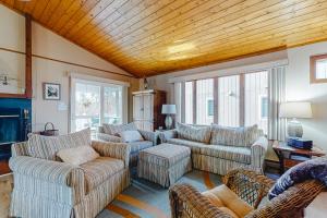 uma sala de estar com sofás e um tecto de madeira em Town of Bethany Beach -- 221 Parkwood em Bethany Beach