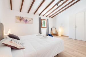 Postel nebo postele na pokoji v ubytování Casa Juavert by Mallorca House Rent