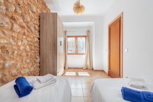 Postel nebo postele na pokoji v ubytování Casa Juavert by Mallorca House Rent