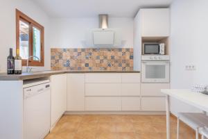 Kuchyň nebo kuchyňský kout v ubytování Casa Juavert by Mallorca House Rent