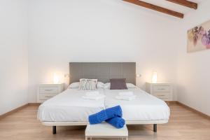 Postel nebo postele na pokoji v ubytování Casa Juavert by Mallorca House Rent + 28 fotografií