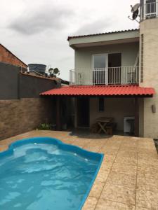 בריכת השחייה שנמצאת ב-Casa para temporada Florianópolis או באזור
