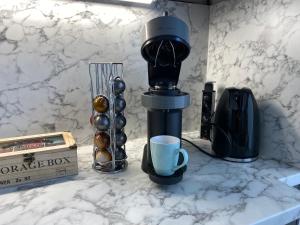 a coffee maker and a cup on a counter at 2-Zimmer-Appartment in Top-City-Lage mit Parken und Klimaanlage in Nürnberg