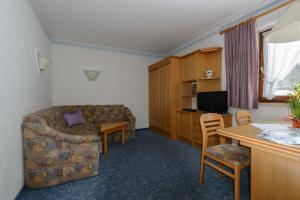 ein Wohnzimmer mit einem Sofa und einem Tisch in der Unterkunft Haus Gebhard in Reutte