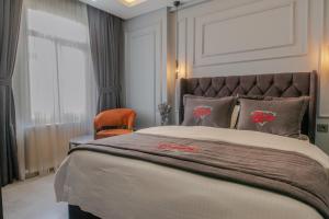 - une chambre avec un grand lit et une chaise dans l'établissement Ruby, à Istanbul