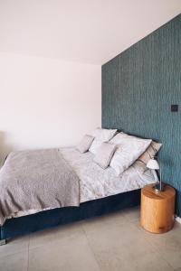 1 dormitorio con 1 cama con pared verde en Apartament Blue Sky, en Hel