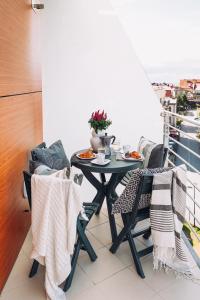 einen kleinen Tisch und Stühle auf dem Balkon in der Unterkunft Apartament Blue Sky in Hel