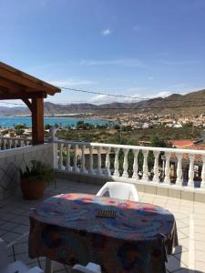 - Balcón con vistas, mesa y silla en Superbe vue sur la baie de La Azohía en Cartagena