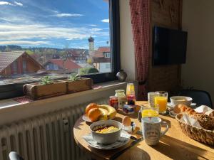 オーバーロイテにあるFerienwohnung Hochgratglückの朝食用の食材を用意したテーブル、景色を望む窓 +20枚の写真