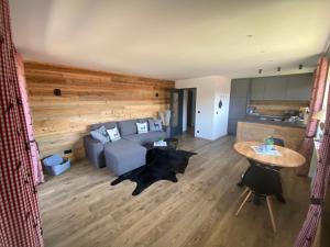 オーバーロイテにあるFerienwohnung Hochgratglückのソファとテーブルのあるリビングルーム