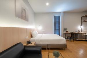 Postel nebo postele na pokoji v ubytování The Arbern Hotel x Bistro - SHA Extra Plus