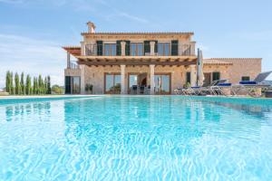 eine Villa mit einem Swimmingpool vor einem Haus in der Unterkunft Finca Sa Era by Mallorca House Rent in Felanitx