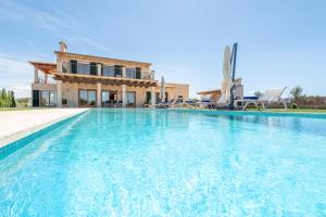 ein großes Schwimmbad vor einem Haus in der Unterkunft Finca Sa Era by Mallorca House Rent in Felanitx