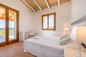 Ein Bett oder Betten in einem Zimmer der Unterkunft Finca Sa Era by Mallorca House Rent