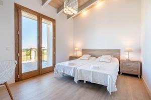 Ein Bett oder Betten in einem Zimmer der Unterkunft Finca Sa Era by Mallorca House Rent