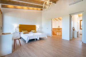 Ein Bett oder Betten in einem Zimmer der Unterkunft Finca Sa Era by Mallorca House Rent
