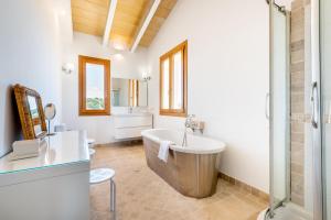 Ein Badezimmer in der Unterkunft Finca Sa Era by Mallorca House Rent