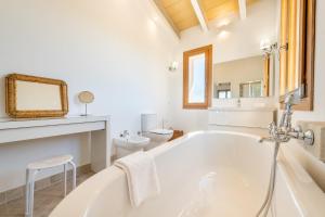 ein weißes Badezimmer mit Badewanne und Toilette in der Unterkunft Finca Sa Era by Mallorca House Rent in Felanitx