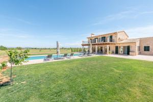 Der Swimmingpool an oder in der Nähe von Finca Sa Era by Mallorca House Rent