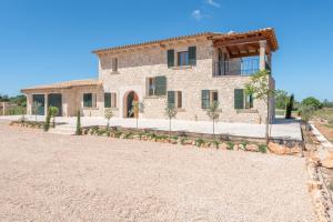 ein großes Steinhaus mit Auffahrt in der Unterkunft Finca Sa Era by Mallorca House Rent in Felanitx
