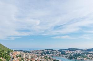 uma vista para uma cidade e um corpo de água em Apartments Villa Dadić em Dubrovnik