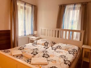 Tempat tidur dalam kamar di Penzion U Horských