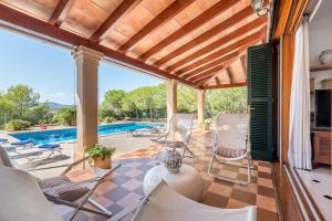 Bazén v ubytování Villa Sa Punta des Far nebo v jeho okolí