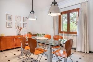 Posezení v ubytování Villa Sa Punta des Far