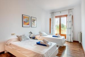 Postel nebo postele na pokoji v ubytování Villa Sa Punta des Far + 27 fotografií