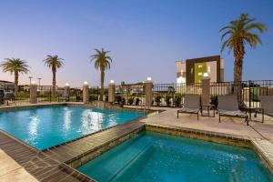 Swimming pool sa o malapit sa La Quinta by Wyndham Port Arthur