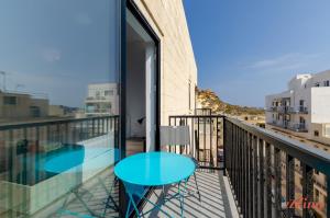 Foto dalla galleria di 2 Bed Apartment w Distant Sea and Country Views a Marsalforn