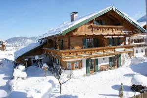 een chalet in de sneeuw met sneeuw bedekt bij Landhaus Gschwand in Krün