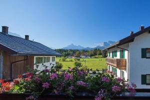 een groep huizen met bloemen in een tuin bij Landhaus Gschwand in Krün +18 foto's
