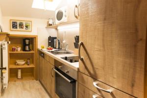 een kleine keuken met een spoelbak en een koelkast bij Landhaus Gschwand in Krün