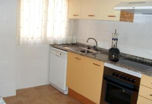 Kuchyň nebo kuchyňský kout v ubytování Beachfront San Javier